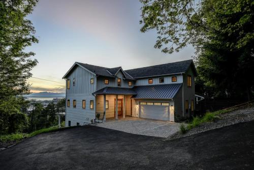 Luxury Seattle Retreat with Views and Bonus Suite