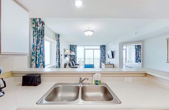 8th-floor oceanfront snowbird-friendly condo with hot tubs, pools & lazy river